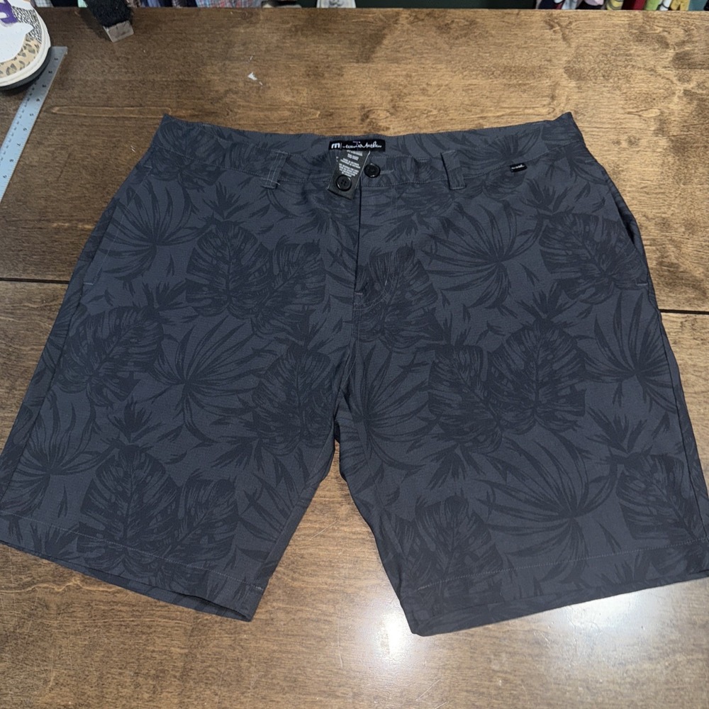 Travis Mathew Mens Golf Shorts Size 40 Black Floral Design